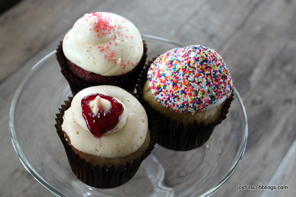 small-cakes-cupcakes